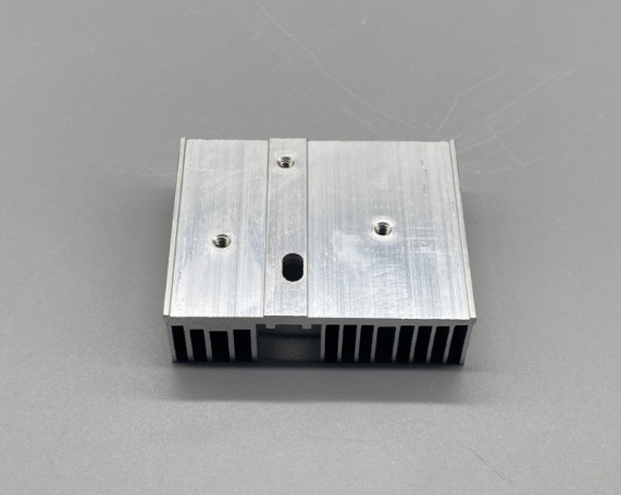 Vertikal Mounting Aluminium Heatsink Perlakuan Permukaan Disesuaikan Untuk Kinerja Optimal Dan Manajemen Panas