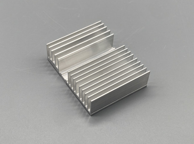 Vertikal Mounting Aluminium Heatsink Perlakuan Permukaan Disesuaikan Untuk Kinerja Optimal Dan Manajemen Panas