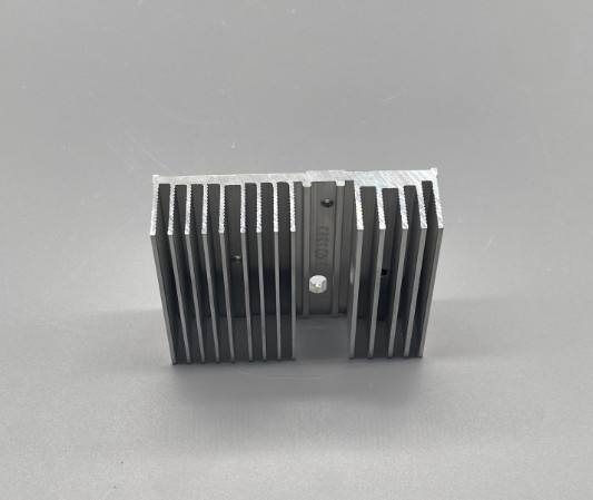 Vertikal Mounting Aluminium Heatsink Perlakuan Permukaan Disesuaikan Untuk Kinerja Optimal Dan Manajemen Panas